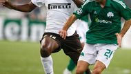 Fotbalista Interu Milán Patrick Vieira (vlevo) v souboji s Giorgosem Karagounisem z Panathinaikosu v prvním kole Ligy mistrů