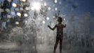 A child cools off in a fountain on a hot summer day in downtown Donetsk June 22, 2012. REUTERS/Alessandro Bianchi (UKRAINE - Tags: SOCIETY ENVIRONMENT TPX IMAGES OF THE DAY) Published: Čer. 22, 2012, 4:28 odp.