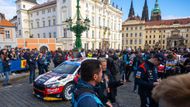 Vůbec poprvé v historii se v Česku koná podnik prestižního světového šampionátu v automobilových soutěžích. Čtvrteční start Středoevropská rallye přilákal na Hradčanské náměstí v Praze nejen fanoušky rychlých aut.