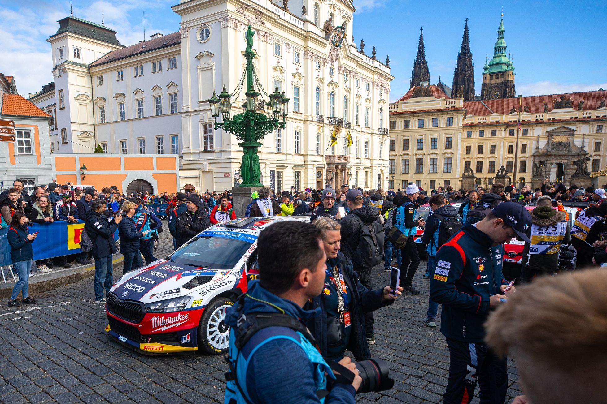 Středoevropská rallye, mistrovství světa, start na Hradčanském náměstí v Praze