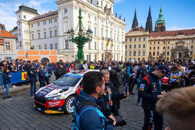 Start Středoevropská rallye na Hradčanském náměstí v Praze.