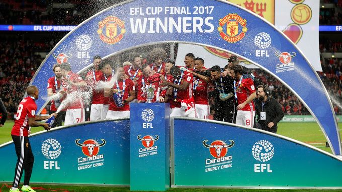 Fotbalisté Manchesteru United slaví s vítězným pohárem.