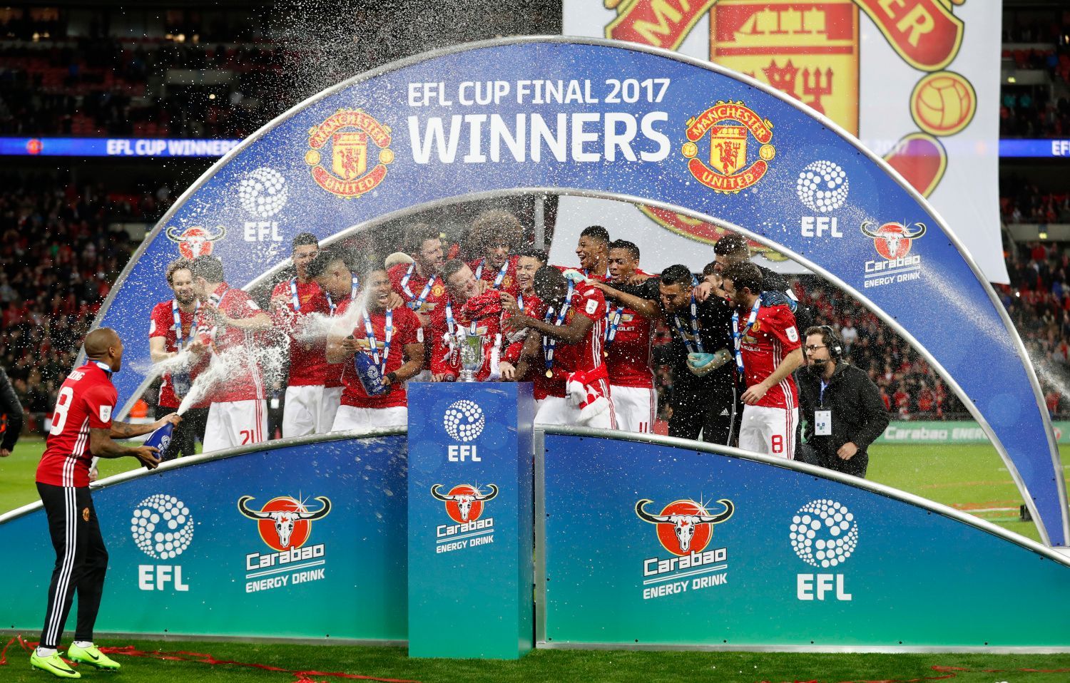 Fotbalisté Manchesteru slaví vítězství v Ligovém poháru