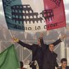 Fabio Cannavaro (druhý zprava) zvedá pěst, zatímcto bek Marco Materazzi drží vlajku se slovy italské hymny: "Otroci Říma, stvořeni Bohem".