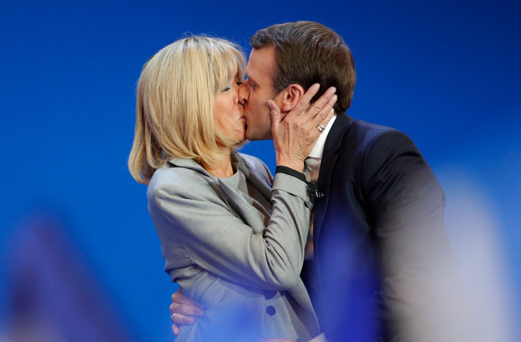 polibek Emmanuel Macron Brigitte Macronová volby 2017