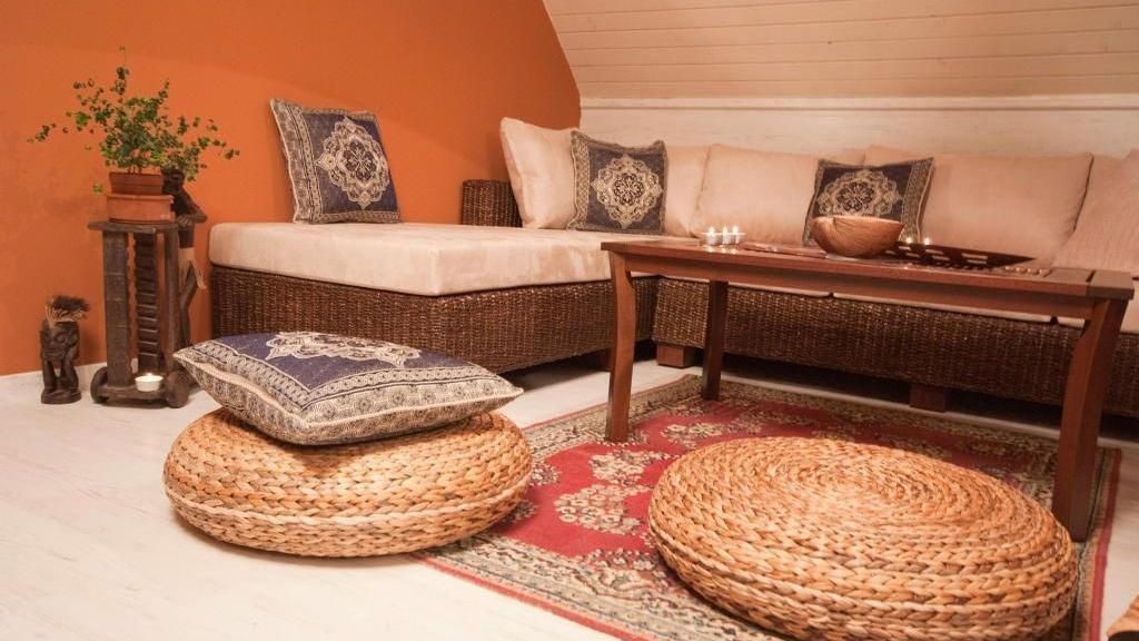 Sedáky z banánových listů, koberec Kelim se střiženým vlasem i spousta polštářů podtrhují orientální atmosféru