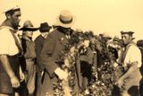 Masaryk se během návštěvy s věncem zastavil u hrobu židovského esejisty Achada Ha-Ama, jedné z nejvýraznějších osobností sionistického hnutí, který zemřel krátce před Masarykovou návštěvou.