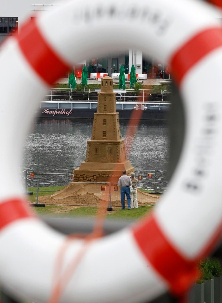 Léto podivuhodných soch: U Hamburku se koupe obří kráska