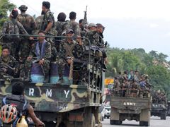 Filipínská námořní pěchota a policie po unesených humanitárcích vyhlásila pátrací akci.