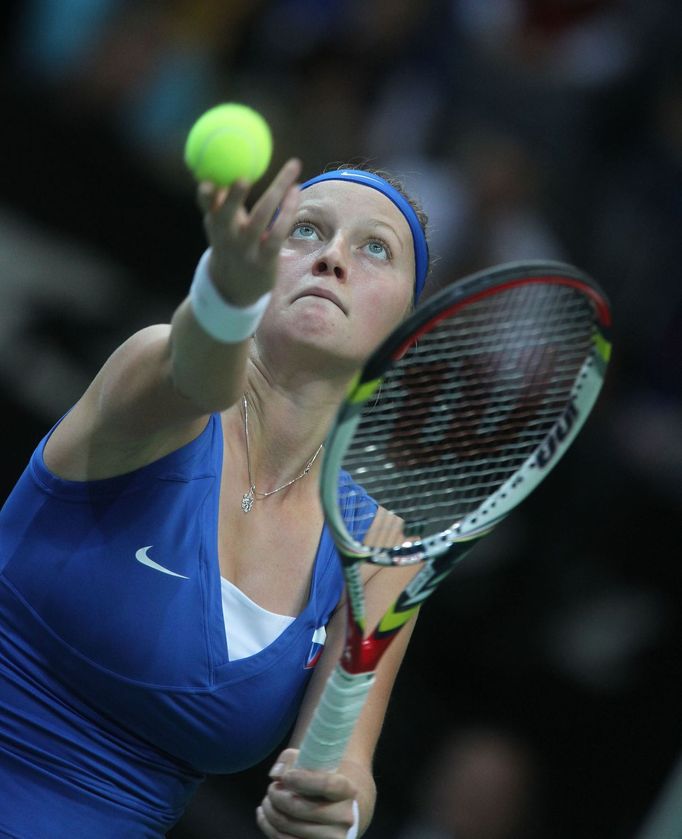 Česká tenistka Petra Kvitová v utkání Fed Cupu 2012 proti Srbce Aně Ivanovičové.