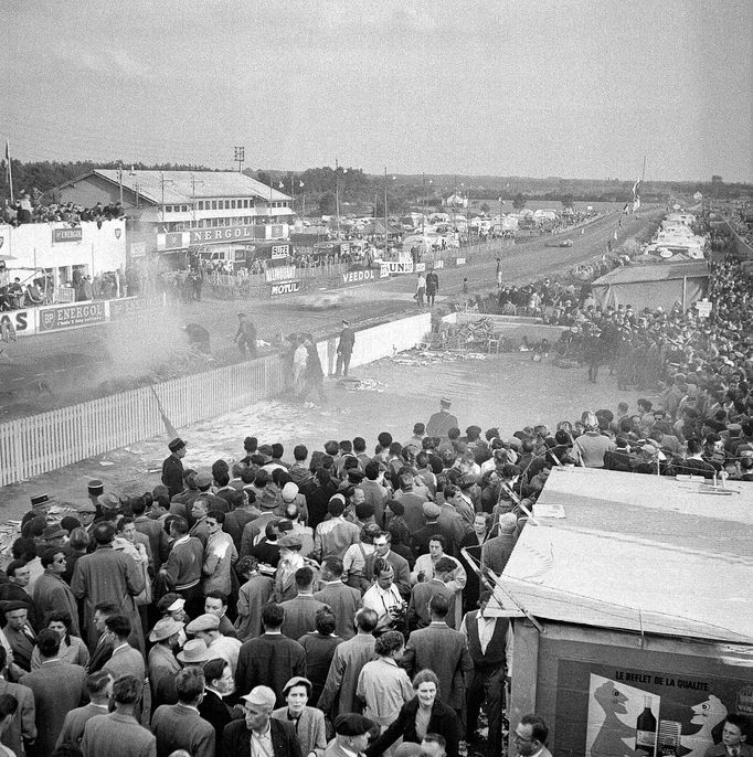 Tragédie na automobilové závodě Le Mans si v roce 1955 vyžádala 83 lidských životů.