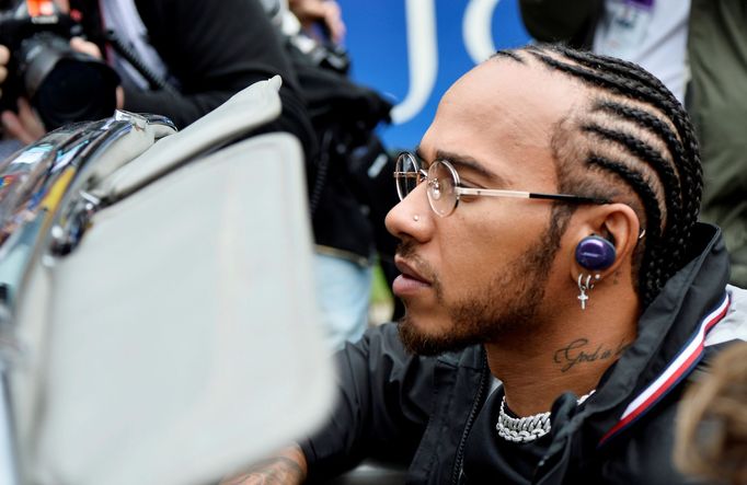 F1, VC Belgie 2019: Lewis Hamilton při minutě ticha za zesnulého pilota F2 Anthoinea Huberta.