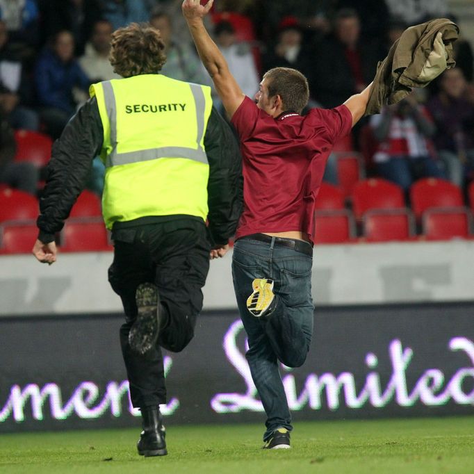 Fotbaloví fanoušci v utkání 9. kola Gambrinus ligy 2012/13 mezi Slávií a Spartou Praha.