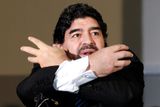 Diego Maradona aktuálně postrádá trenérské angažmá, a tak se vydal šířit fotbalovou radost do světa.