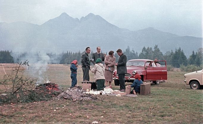 Tatranská Lomnica, Vysoké Tatry, 1959. Snímek z barevného kinofilmu.