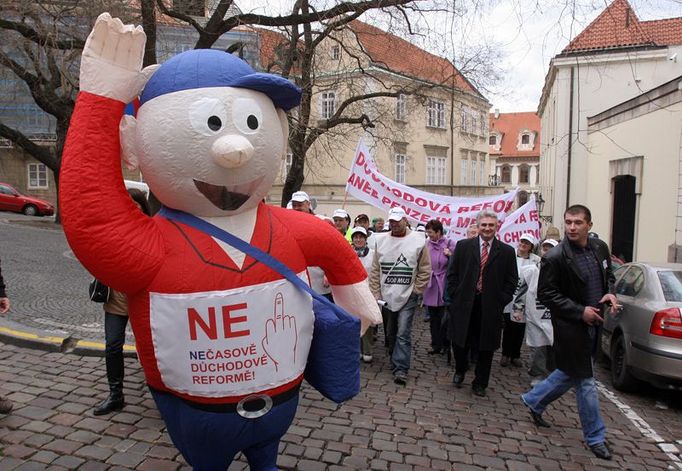 Navrhované změny zahrnují například postupné zvyšování důchodového věku až na 65 let a prodloužení povinné doby důchodového pojištění na 35 let.