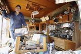 Muž z prefektury Mijagi začal s úklidem spouště po ničivém tsunami.