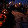 Češi drží pietu u polského velvyslanectví v Praze