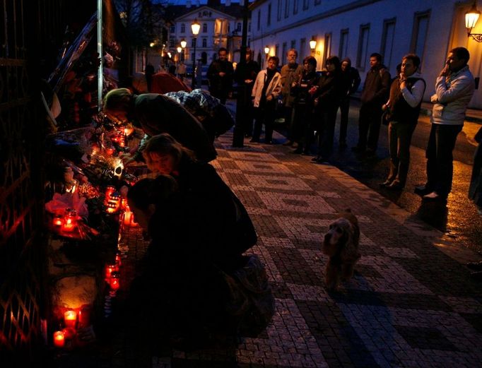 Velvyslanectví leží pod Pražským hradem, nedaleko zastávky metra Malostranská.