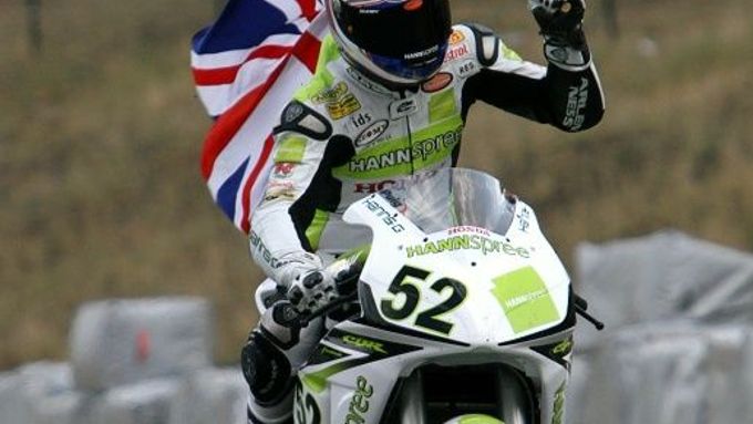 Brit James Toseland slaví úspěch v závodě MS superbiků v Brně.