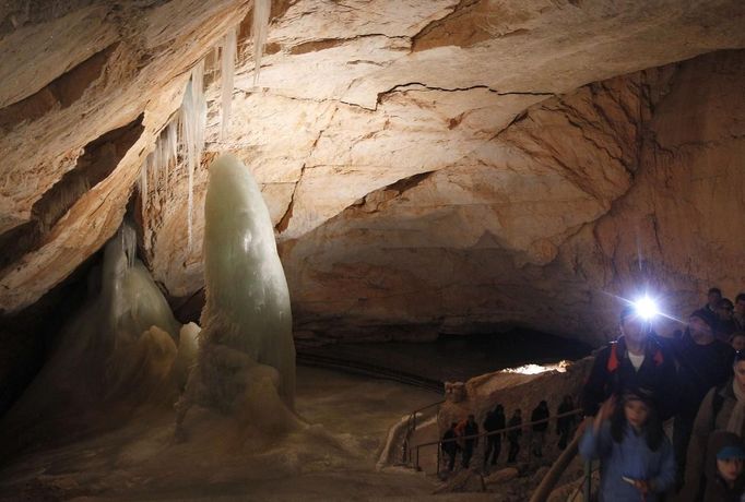 People walk inside the Eisriesenhoehle (giant ice cave) at Dachstein mountain near the village of Obertraun April 28, 2012. Scientists crews led by Oesterreichisches Weltraum Forum (Austrian space forum) tested a space suit technology, three-dimensional cameras, radar, rover vehicles, communications and sterile testing systems during an 11-nation field test in the icy Alpine caves. Picture taken April 28. REUTERS/Lisi Niesner (AUSTRIA - Tags: SCIENCE TECHNOLOGY ENVIRONMENT) Published: Kvě. 1, 2012, 5:45 odp.