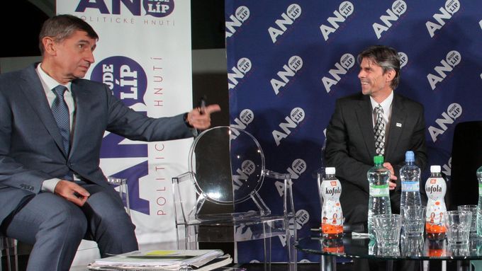 Ministr financí Andrej Babiš s poslancem Bohuslavem Chalupou (oba ANO).
