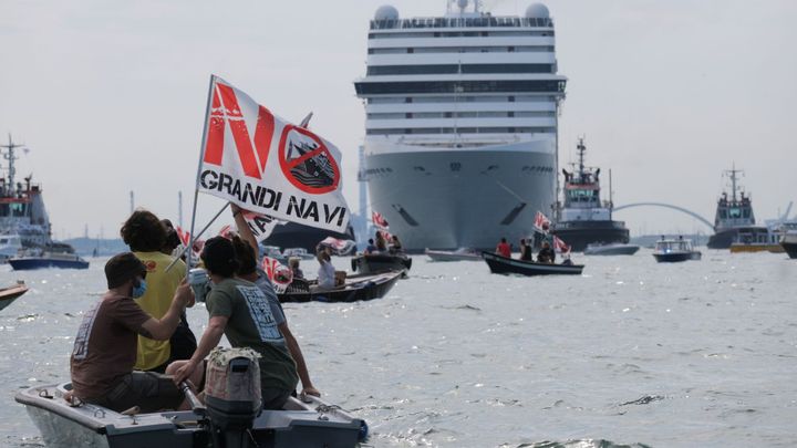 Benátčané vyjeli na bárkách proti obřímu plavidlu. Šestnáctipatrový kolos nezastavili; Zdroj foto: Reuters