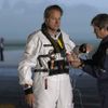 Solar Impulse project CEO and pilot Andre Borschberg (L) puts on his suit before take off at Payerne airport May 24, 2012. The Solar Impulse HB-SIA prototype aircraft, which has 12,000 solar cells built into its 64.3 metres (193 feet) wings, attempted its first intercontinental flight from Payerne to Rabat in Morocco with a few days for a technical stop and a change of pilot in Madrid. This flight will act as a final rehearsal for the 2014 round-the-world flight. REUTERS/Denis Balibouse (SWITZERLAND - Tags: TRANSPORT SCIENCE TECHNOLOGY SOCIETY BUSINESS) Published: Kvě. 24, 2012, 8:09 dop.