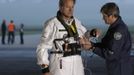 Solar Impulse project CEO and pilot Andre Borschberg (L) puts on his suit before take off at Payerne airport May 24, 2012. The Solar Impulse HB-SIA prototype aircraft, which has 12,000 solar cells built into its 64.3 metres (193 feet) wings, attempted its first intercontinental flight from Payerne to Rabat in Morocco with a few days for a technical stop and a change of pilot in Madrid. This flight will act as a final rehearsal for the 2014 round-the-world flight. REUTERS/Denis Balibouse (SWITZERLAND - Tags: TRANSPORT SCIENCE TECHNOLOGY SOCIETY BUSINESS) Published: Kvě. 24, 2012, 8:09 dop.