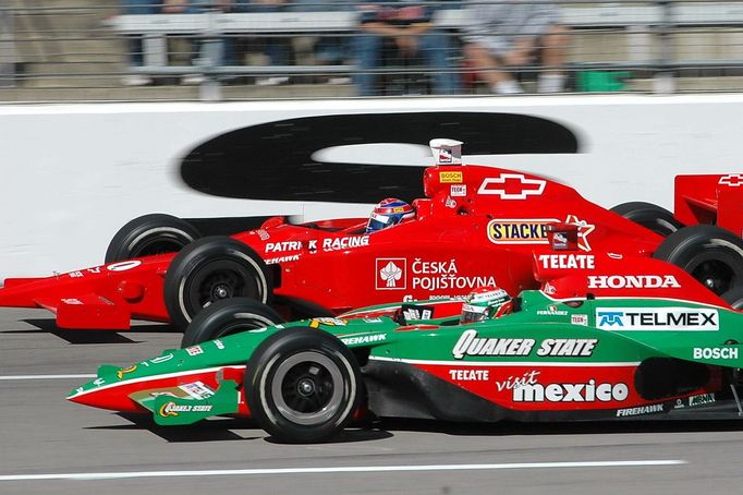 2004 - rychlé americké ovály přinesly Engemu (v červeném monopostu) nejlépe páté místo v kalifornské Sonomě. jediný start v Indianapolis skončil havárií ve 155. kole.