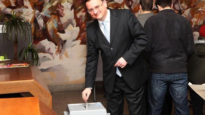 Premiér zrovna odevzdává hlas v přímé volbě prezidenta. Deklaroval, že byl pro Karla Schwarzenberga.