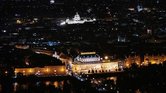 Fotozápisník: Magie večerní Prahy, od Hradčan po ženu s upírsky svítícíma očima