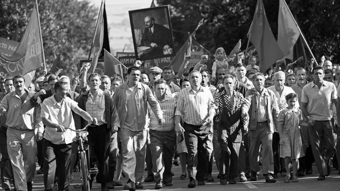 Film vypráví o stávce dělníků v Novočerkassku na jihozápadě tehdejšího Sovětského svazu roku 1962.