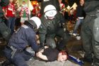 VIDEO Policista rozbil hlavu ležícímu slávistovi