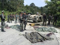 Scéna po útoku v provincii Narathiwat: pod plachtami leží na cestě zohavená těla osmi zabitých vojáků