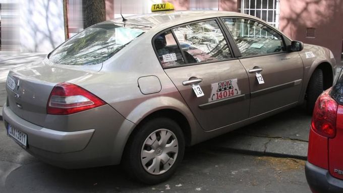 Renault jednoho ze zastřelených taxikářů.