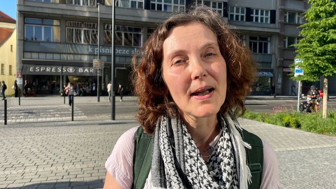 Aktuálně.cz mluvilo s paní Romanou, která vysvětluje, proč s propalestinskými demonstranty narušovala mítink Spolu a křičela na premiéra Petra Fialu.