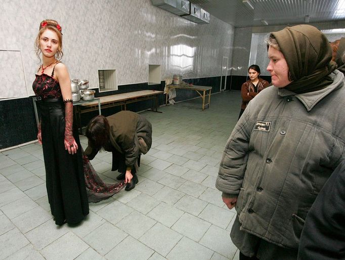 Fashion Contest in Women's Correctional Labor Colony near Kineshma A convict prepares to display her gown as her mate looks on during a fashion design contest at the 3/3 women's correctional labor colony near Kineshma. | Location: Kineshma, IVANOVO REGION, Russia.