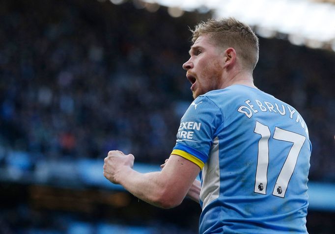 Kevin de Bruyne slaví gól Manchesteru City v anglické lize v derby s United.