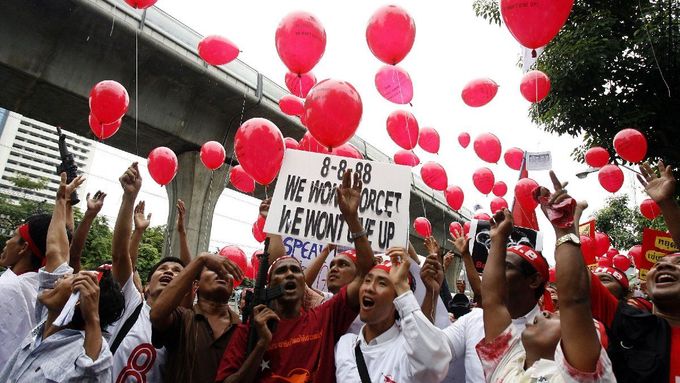 "8-8-88: Nezapomeneme. Nevzdáme se." (Protest před barmskou ambasádou v Bangkoku u příležitosti 20. výročí událostí z 8.8.1988)