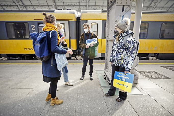 Ozvěny válečného konfliktu na Ukrajině na Hlavním nádraží v Praze, kde funguje rovněž asistenční výpomoc pro uprchlíky z Ukrajiny.