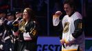 NHL: All Star Game 2016: zpěvák Vince Gill (vpravo)