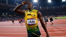 Jamajský sprinter Usain Bolt se raduje z vítězství a světového rekordu ve štafetě 4x100 metrů na OH 2012 v Londýně.