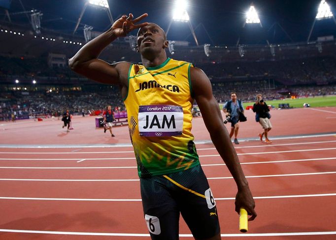 Jamajský sprinter Usain Bolt se raduje z vítězství a světového rekordu ve štafetě 4x100 metrů na OH 2012 v Londýně.