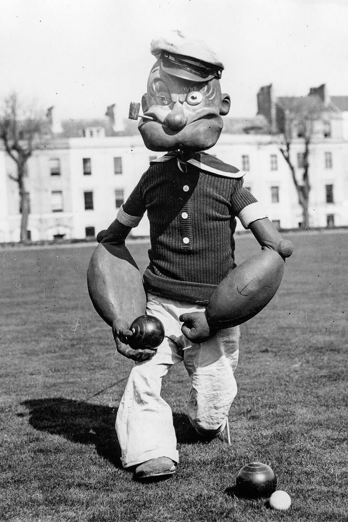 Pepek námořník jako hráč bowlingu v Plymouthu v Anglii během propagačního turné. Rok 1938