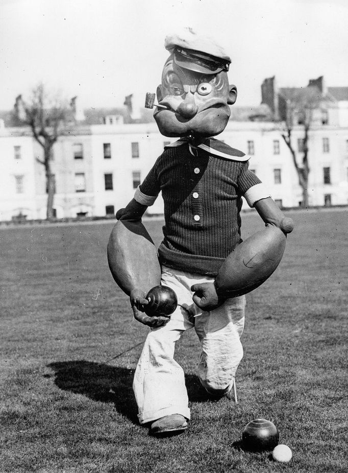 Pepek námořník jako hráč bowlingu v Plymouthu v Anglii během propagačního turné. Rok 1938