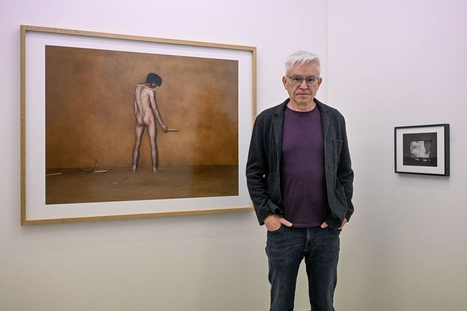 Ivan Pinkava na výstavě svých děl v pražské Trafo Gallery.