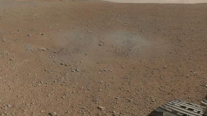 Curiosity pořizuje snímky Marsu.