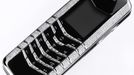 Vertu Diamonds Collection - telefony údajně obsahují pouze diamanty, které jsou zaručeně ´nekonfliktní´ od uznávaných dodavatelů diamantů v souladu s Bezpečnostní rezolucí rady Spojených národů č. 1173 a 1176.