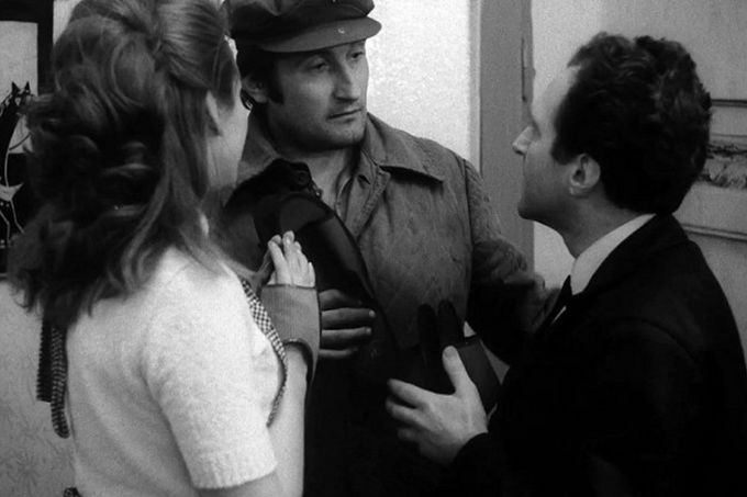 Pavel Landovský, Jiří Hálek a Iva Šašková ve filmu Nezvaný host.